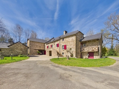 Equestrian property for sale in La Salvetat-Peyralès, with 6 hectares of land, horse stables and stone house. for sale for 462,000&euro; in Aveyron, Midi-Pyrénées