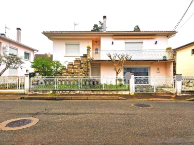Pleasant town house with business premises for sale for 195,000&euro; in Tarn-et-Garonne, Midi-Pyrénées