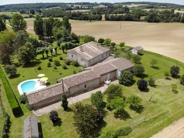 Modern barn conversion and traditional family farmhouse for sale for 601,650&euro; in Lot-et-Garonne, Aquitaine