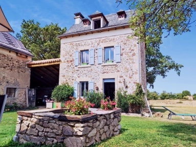 Stone House with Barn and Land – No Neighbours, Near Villefranche-de-Rouergue for sale for 239,900&euro; in Aveyron, Midi-Pyrénées