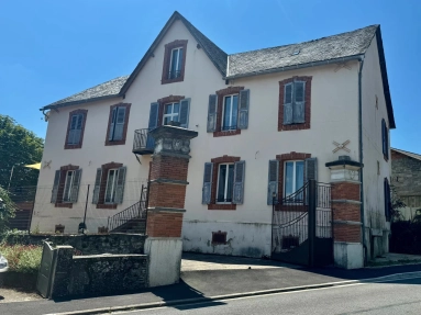 La Salvetat-Peyralès – Village Home with Pool and Garden for sale for 295,000&euro; in Aveyron, Midi-Pyrénées