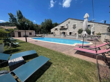 2-bed main house with 5 gites and pool for sale for 660,000&euro; in Gironde, Aquitaine
