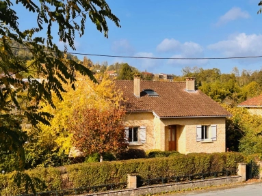 3-Bedroom house with pool and independent 1 bed apartment, walk to Sarlat for sale for 379,000&euro; in Dordogne, Aquitaine