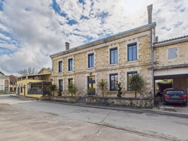 6/7 Bedroom Town House with guest house and 2 apartments for sale for 636,000&euro; in Dordogne, Aquitaine