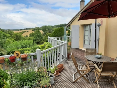 Immaculate 2 bed/2 bathroom property in Aubeterre with incredible views for sale for 242,057&euro; in Charente, Poitou-Charentes