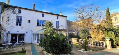 Large stone town house, prime location for bed and breakfast business for sale for 559,600&euro; in Gironde, Aquitaine