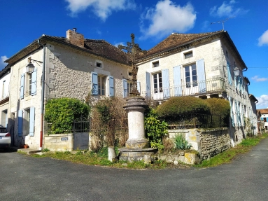 6 Bedroom(s) - 3 Bathroom(s) - 808m² land for sale in Charente, Poitou-Charentes, France - FrenchPropertyPortal.com Stylish and spacious village house with low-maintenance outside space for sale for 375,000€ in Charente, Poitou-Charentes