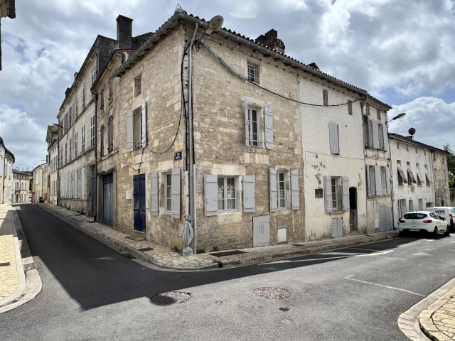 Attractive townhouse packed with character and with a roof terrace with river views for sale for 399,620&euro; in Charente, Poitou-Charentes