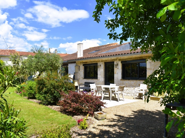 Renovated, spacious, just 30 kilometres from the sea! for sale for 445,200&euro; in Charente-Maritime, Poitou-Charentes