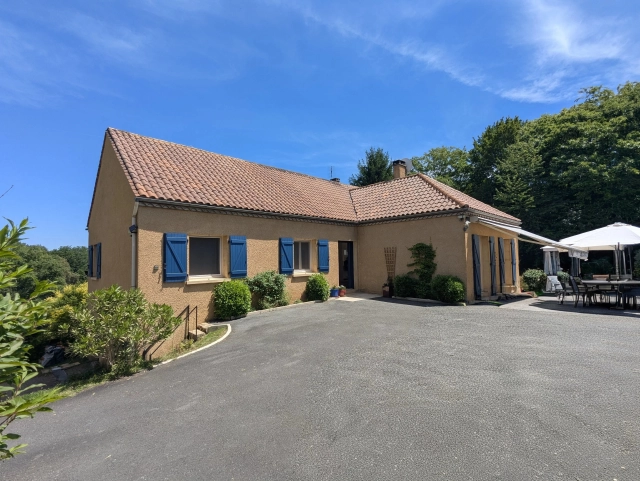 Immaculate move-in-ready 3/4 bedroom home with views for sale for 375,000&euro; in Dordogne, Aquitaine