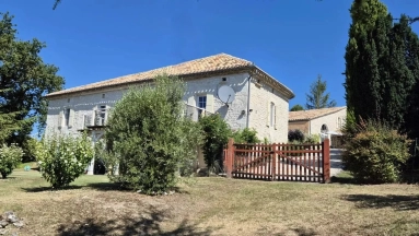 Ensemble of stone house and stone guest cottage with swimming pool for sale for 474,000&euro; in Tarn-et-Garonne, Midi-Pyrénées