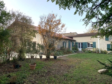 19th Century Country Farmhouse at the edge of village, within 1hr of Bordeaux for sale for 404,500&euro; in Gironde, Aquitaine