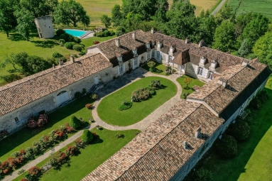 Stunning chartreuse with infinity pool, a stone's throw from a lively bastide for sale for 1,490,000&euro; in Lot-et-Garonne, Aquitaine