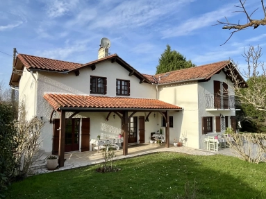 Detached 6 bedroom house located at edge of popular village for sale for 310,300&euro; in Dordogne, Aquitaine