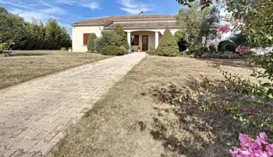 Spacious 3  bedroomed house with garden and swimming pool for sale for 381,600&euro; in Lot-et-Garonne, Aquitaine