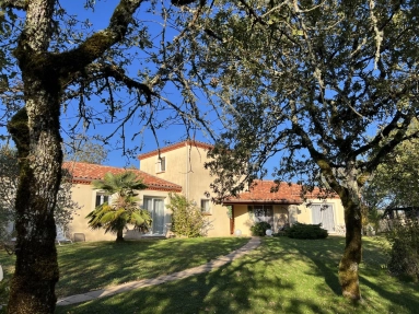 Sector Cahors. Superb villa with 4 bedrooms, pool and 6670m² of land for sale for 450,000&euro; in Lot, Midi-Pyrénées