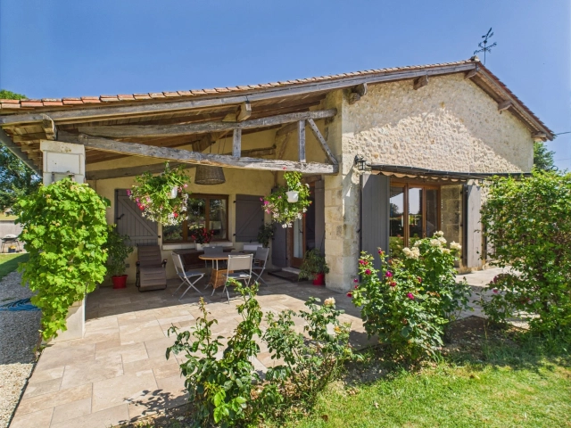 2 houses with open countryside views close to Aubeterre-Sur-Dronne for sale for 475,000&euro; in Charente, Poitou-Charentes