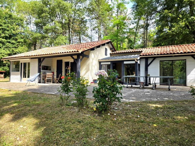 3 Bedroom(s) - 2 Bathroom(s) - 12,450m² land for sale in Dordogne, Aquitaine, France - FrenchPropertyPortal.com Charming riverside bungalow with swimming pool close to EYMET! for sale for 275,700€ in Dordogne, Aquitaine