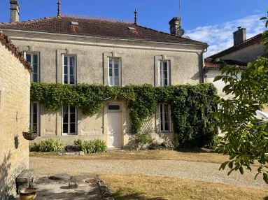 Elegant period property for sale for 535,000&euro; in Charente-Maritime, Poitou-Charentes