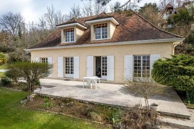 Spacious Dordogne Home with Pool, Garden and Stunning Valley Views - Walk to Le Bugue Centre for sale for 344,500&euro; in Dordogne, Aquitaine