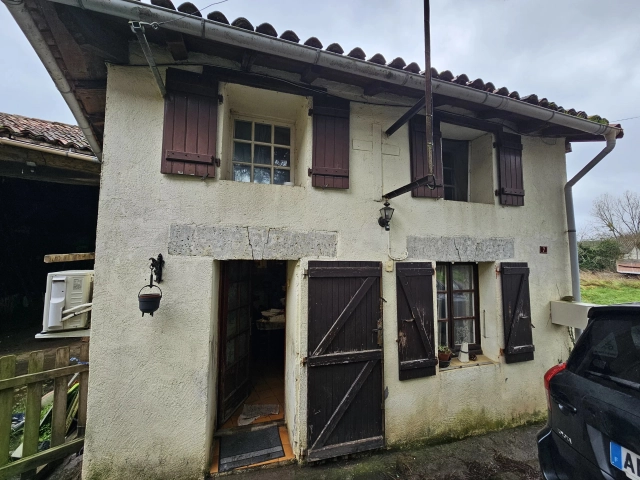 1 Bedroom(s) - 1 Bathroom(s) - 866m² land for sale in Charente, Poitou-Charentes, France - FrenchPropertyPortal.com Cottage with Barn and Excellent Potential in Peaceful Hamlet for sale for 56,000€ in Charente, Poitou-Charentes