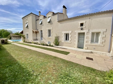 5 Bedroom(s) - 2 Bathroom(s) - 904m² land for sale in Charente, Poitou-Charentes, France - FrenchPropertyPortal.com Superbe maison rénovée avec piscine, à proximité de Mansle for sale for 294,250€ in Charente, Poitou-Charentes