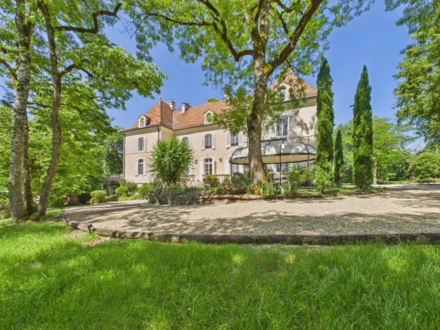 18th-century château, fully renovated to exacting standards and set in parkland gardens with a swimming pool and terraces for sale for 2,500,000&euro; in Dordogne, Aquitaine