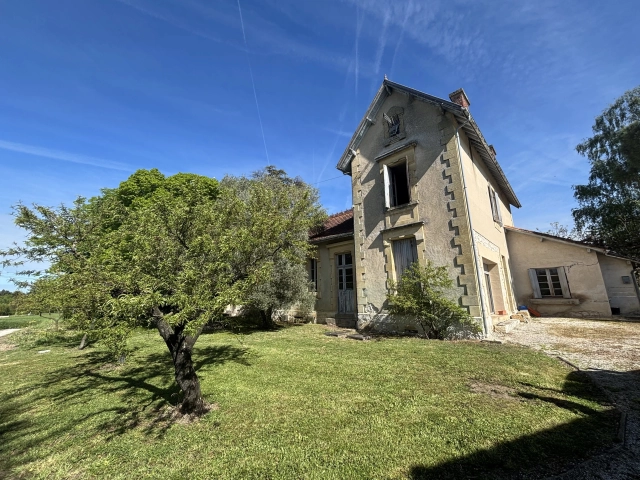 Large Character House for Total Renovation in Quiet Setting for sale for 141,700&euro; in Dordogne, Aquitaine