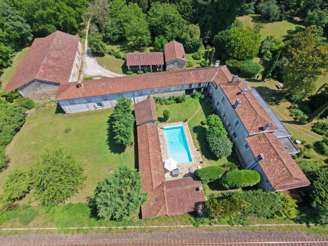 6 Bedroom(s) - 3 Bathroom(s) - 30,697m² land for sale in Dordogne, Aquitaine, France - FrenchPropertyPortal.com Fabulous Manor House with pool and outbuildings! for sale for 585,000€ in Dordogne, Aquitaine