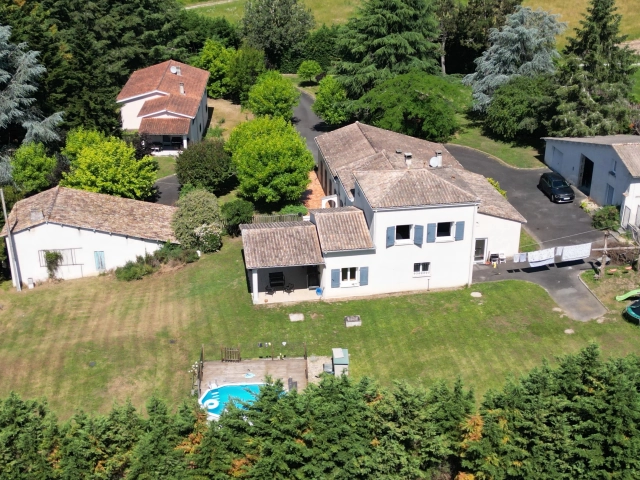 Spacious 4 Bed House PLUS 3 Bed Gite PLUS Outbuildings for sale for 399,999&euro; in Charente-Maritime, Poitou-Charentes