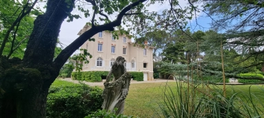 Chateau - 11 bedrooms, swimming pool, gardens and paddock for sale for 1,400,000&euro; in Aude, Languedoc-Roussillon