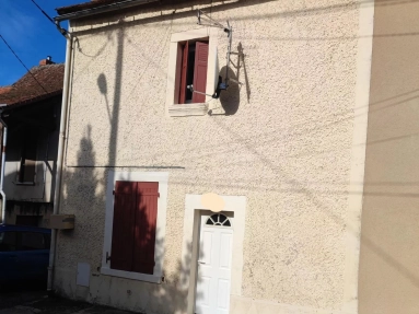 Perfect townhouse within walking distance to shops and services for sale for 46,000€ in Indre, Centre