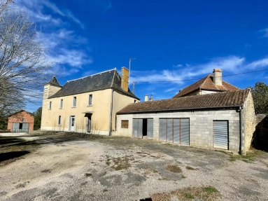 Previously a farm this property has multiple possibilities for sale for 425,000&euro; in Dordogne, Aquitaine