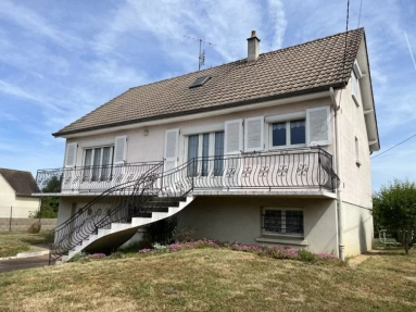 Move-in ready house in a small town, with shops and restaurants nearby for sale for 139,100€ in Indre, Centre
