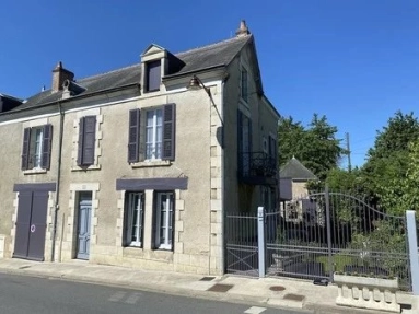 Charming a well renovated house in a small town with all commerces for sale for 149,800€ in Indre, Centre