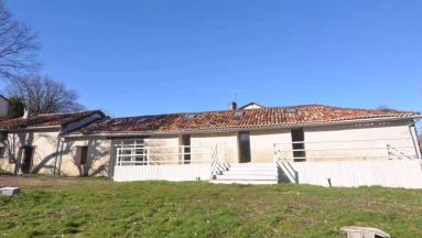 4 Bedroom(s) - 5 Bathroom(s) - 2,700m² land for sale in Charente, Poitou-Charentes, France - FrenchPropertyPortal.com Old barn, entirely renovated 240 m² - land 2700 m² for sale for 298,999€ in Charente, Poitou-Charentes