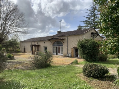Stone complex of 3 dwellings and 2 swimming pools for sale for 425,550&euro; in Lot-et-Garonne, Aquitaine