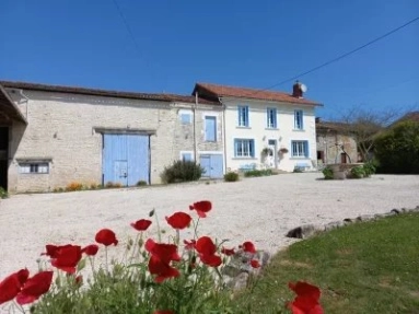 Country home with in-ground swimming pool for sale for 278,200&euro; in Charente, Poitou-Charentes