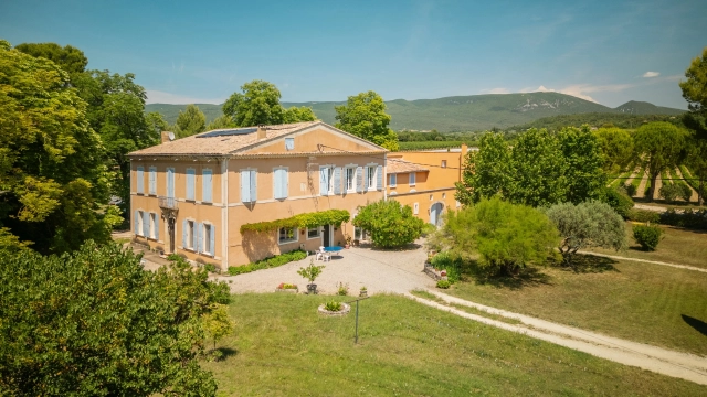 18th-Century Vineyard in the Luberon with guest accommodations – An Exceptional Property in Provence for sale for 3,480,000&euro; in Vaucluse, Provence-Alpes-Côte-d\'Azur