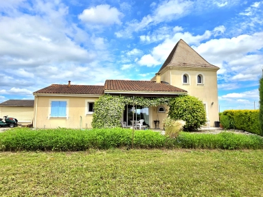 Light and Spacious 3 bed 3 bath villa with pigeonnier and countryside views for sale for 294,998&euro; in Dordogne, Aquitaine