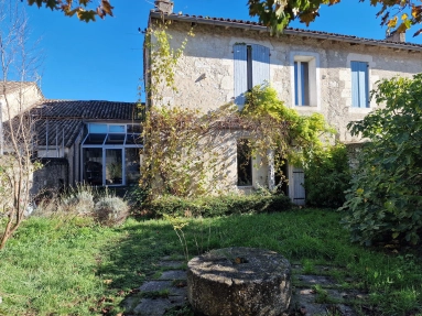 Spacious and flexible townhouse with garden in the heart of Eymet for sale for 286,200&euro; in Dordogne, Aquitaine