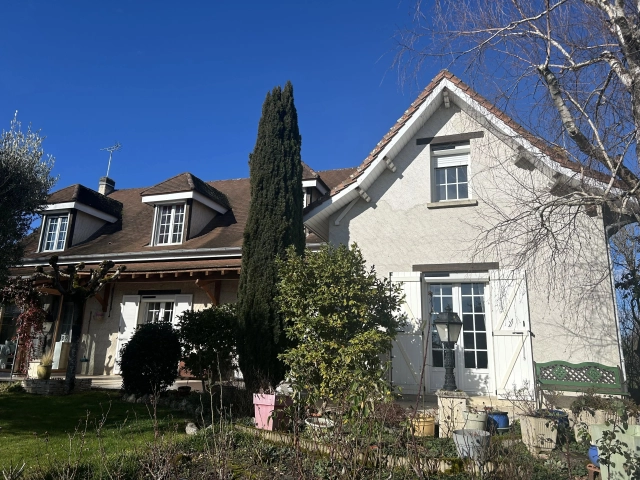 Large family home with generous garden and guesthouse for sale for 351,500&euro; in Tarn-et-Garonne, Midi-Pyrénées