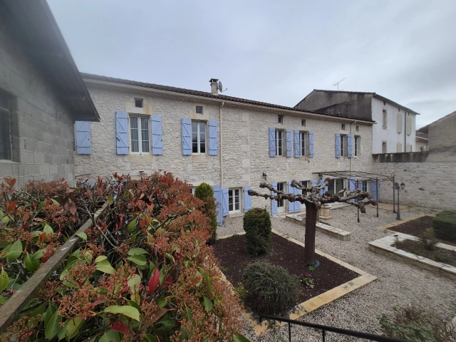 Large stone house with garden in Montaigu de Quercy, Tarn et Garonne for sale for 285,000&euro; in Tarn-et-Garonne, Midi-Pyrénées