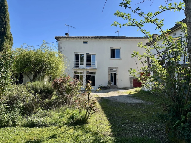 Village house with separate studio and barn for sale for 149,330&euro; in Charente, Poitou-Charentes