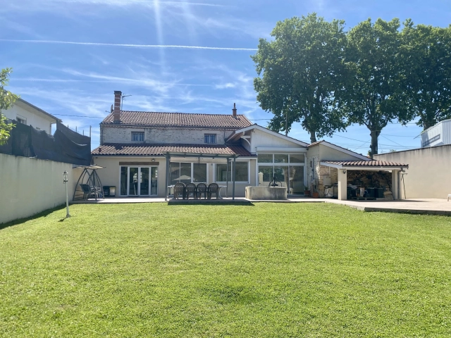 Character property with generous living space and enclosed garden for sale for 369,950&euro; in Lot-et-Garonne, Aquitaine