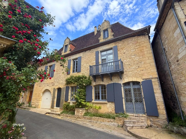 3 Bedroom(s) - 3 Bathroom(s) - 567m² land for sale in Dordogne, Aquitaine, France - FrenchPropertyPortal.com Charming Renovated House with Pool in Le Bugue for sale for 575,000€ in Dordogne, Aquitaine