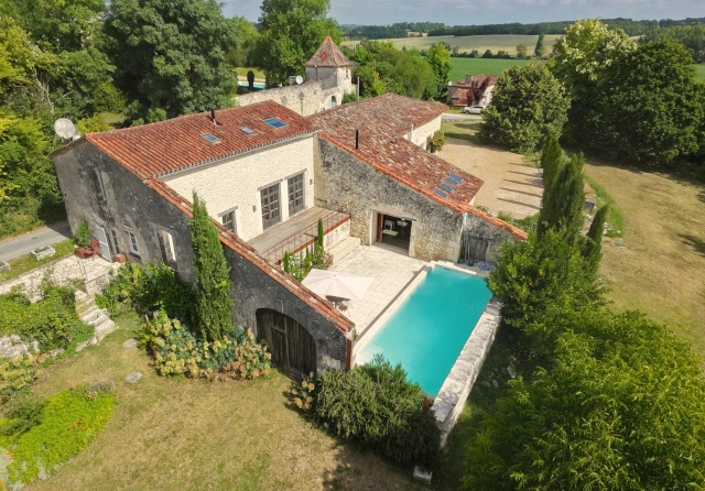 3 Bedroom(s) - 2 Bathroom(s) - 4,280m² land for sale in Dordogne, Aquitaine, France - FrenchPropertyPortal.com Charming Dordogne farmhouse with swimming pool, stunning views and barn! for sale for 499,000€ in Dordogne, Aquitaine