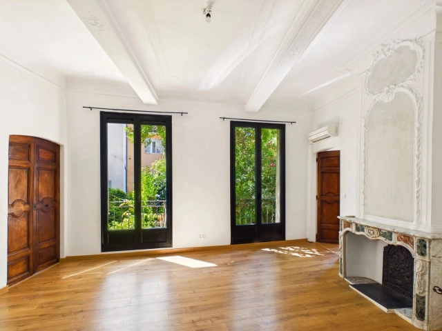 Aix-en-Provence Historic City Centre Elegant Renovated 2-Bedroom Apartment – 85 sqm for sale for 450,000&euro; in Bouches-du-Rhône, Provence-Alpes-Côte-d'Azur
