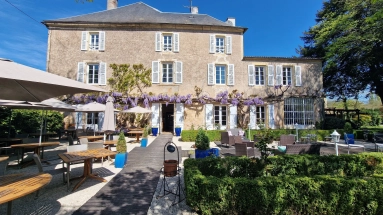 Boutique hotel in beautiful riverside location for sale for 1,300,000&euro; in Dordogne, Aquitaine
