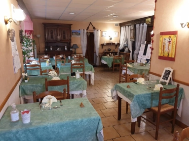 Restaurant and two apartments for sale for 214,000&euro; in Indre, Centre